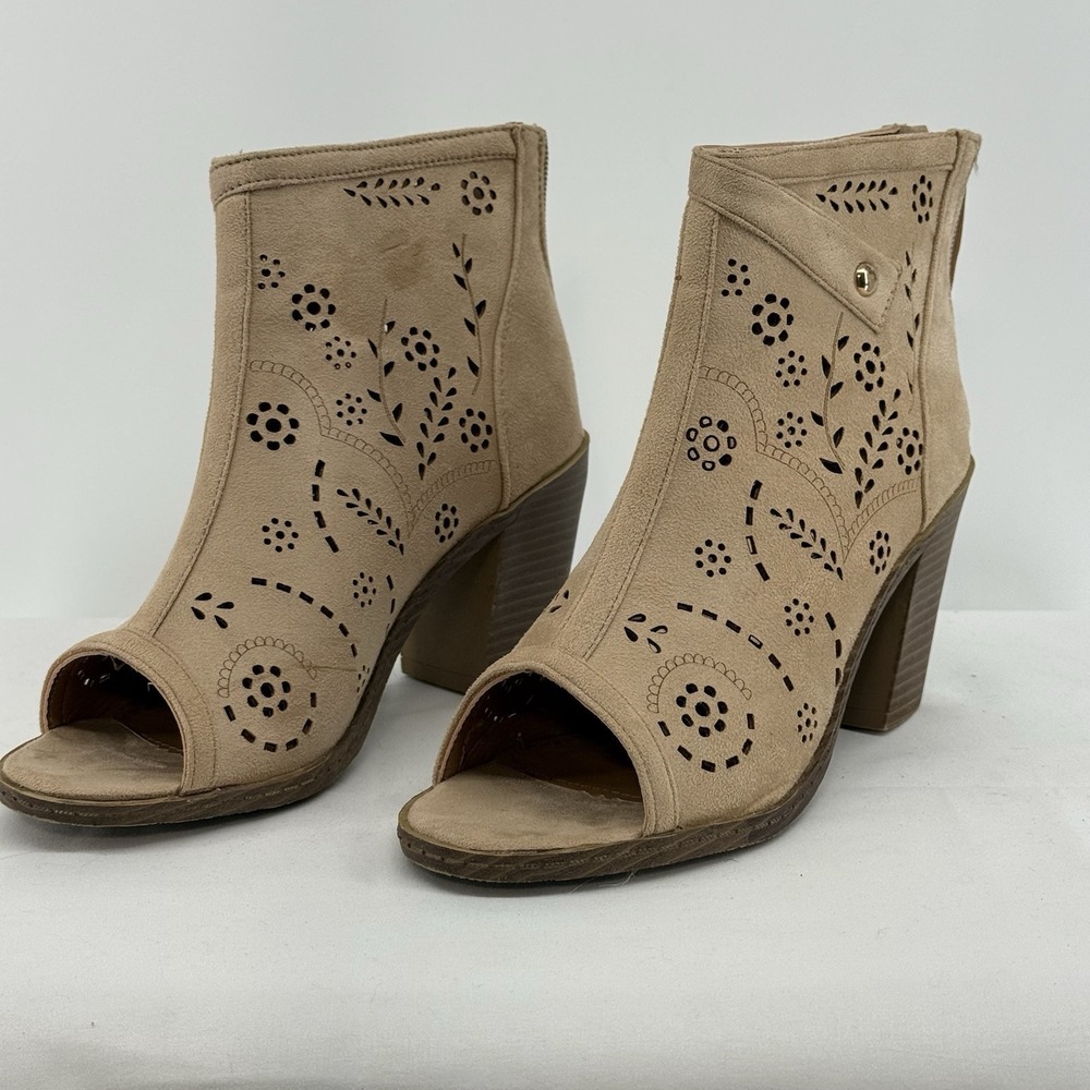 Maurices Taylor Size 7 Lazer Cut Boots Beige Peep Toe Zip Ankle Booties HIpster